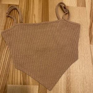 Beige ribbad topp  - Supersöt beige ribbad topp. Så fin på sommaren! justerbara axelband. 