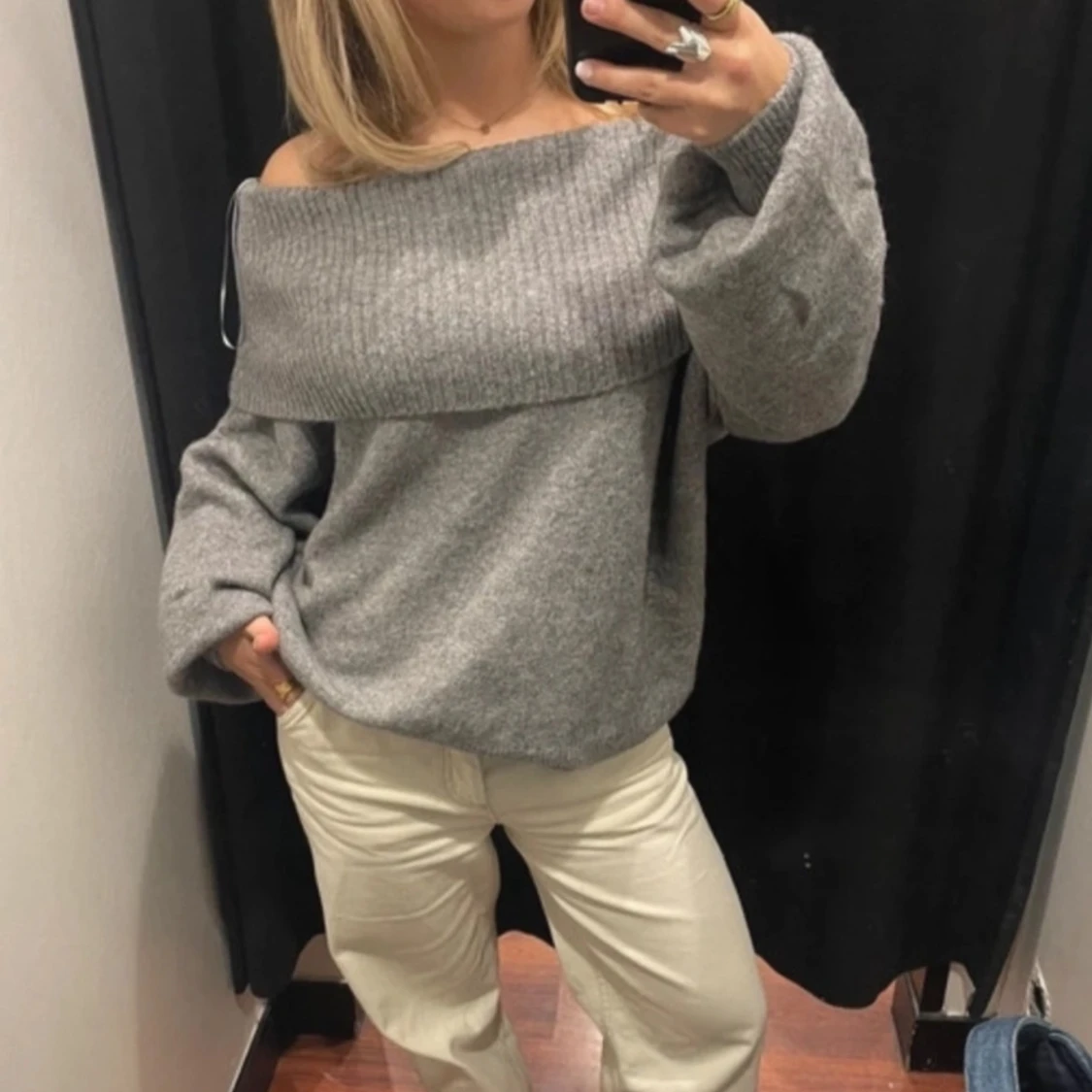 Grå offshoulder stickad tröja