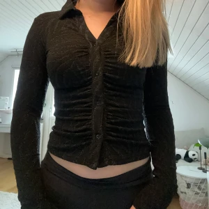 Svart glittrig blus - Supersnygg svart topp som passar perfekt till både fest och skola🩷Tröjan är i storlek S och aldrig använd✨ Hör av er vid frågor🩷