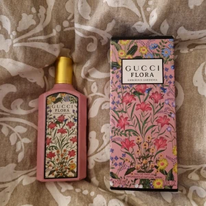 Gucci Flora Gorgeous Gardenia Eau de Parfum - Gucci Flora Gorgeous Gardenia Eau de Parfum i en vacker rosa flaska. Perfekt för den som älskar en blommig och elegant doft. Det är mer än hälften kvar.Säljer denna som jag använt ett tag men slutade sen för tröttnade på doften. Den luktar väldigt blommigt och fräscht men har börjat hata blom dofter tyvär. Den är lite skrapig men sen skrapade jag av så man skulle se exakt hur mycket det var kvar på bilden. Nytt pris på denna goding är 2085kr men jag lägger ut för 800, skille säga att det är 80ml