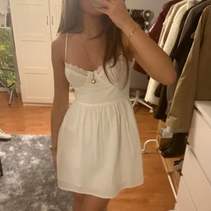 Klänning - Studentklänning jag köpte förra året för att ha till min student. Men slutade med att jag valde andra klänningar. Denna är från Princess Polly i storlek EU 36. Nyskick. Jag är normalt sett en XS-S. 😊 köptes för närmare 1000kr ink tull, säljer för 700.