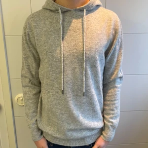 Merinoull Hoodie - En riktigt snygg Merinoull hoodie, in en ljusgrå färg! 100 Procent Merinoull! Storlek M. Använd max 3 gånger, inga defekter! Hör av dig vid intresse eller minsta fundering!😊