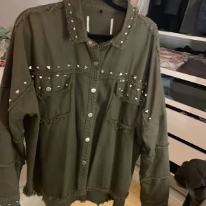 Jeansjacka med nitar  - Jättefin jeansjacka som är lite oversized. Mycket bra skick. Lappen är bortklippt för den skavde men jag tror att den är från Zara och att det är storlek M