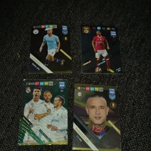 FIFA 365 fotbollskort med olika spelare  - Fotbolls kort från FIFA 365 med 6 olika spelare. Asensio, Bale, Benzema,Kompany,Nainggolan och Fejsa. Korten är i olika versioner och editions. Perfekt för samlare av fotbollskort. Pris kan diskuteras!