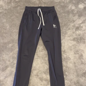 Under armour byxor  - Passar perfekt om man är 170-175 ungefär. 