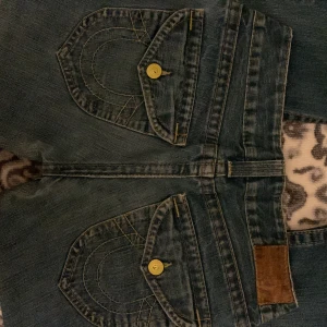 True religion jeans - Säljer mina fina true religion jeans, jeansen har ett litet ”hål” och tecken av användning längst ner men synns knappt 💕💕 innerbens mått cirka 80 cm. skriv om ni har frågor/vill ha mera bilder 🤗