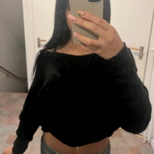 Svart croppad tröja - Säljer en snygg svart croppad tröja med offshoulder-design. Perfekt för en trendig look. Passar bra till både jeans och kjol. Hör av dig vid intresse!