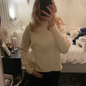 Beige tröja från Vero Moda - Beige tröja ifrån vero moda. Oanvänd med prislapp kvar