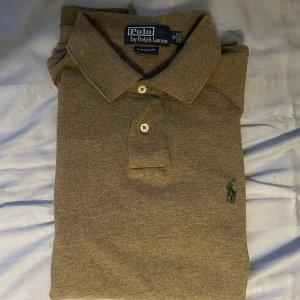 Ralph Lauren tröja - Tjena, jag säljer min nästan helt oanvända ralph lauren tröja med en snygg olivfärg|Tröjan är storlek M | Säljer för att den inte passade mig | skriv gärna om ni har några frågor! 💬 