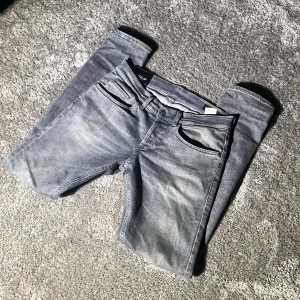 Grå jeans från Dondup - Snygga grå jeans från Dondup med en klassisk femficksdesign. De har en knappgylf och bälteshällor för en perfekt passform. Perfekta för en stilren look. Hör av dig vid frågor eller funderingar pris kan diskuteras vid snabb affär!