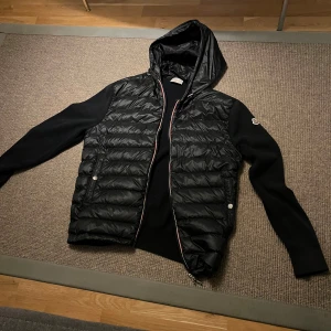 Moncler Maglia Tricot Cardigan Jacka - Tja! Säljer en tvärfet cardigan-jacka från moncler. Skick 10/10. Äkthetsbevis finns. Inte använd många gånger så iprincip nyskick 🍾. Storlek L men sitter som typ S/M. Hör av er vid frågor å funderingar 👍