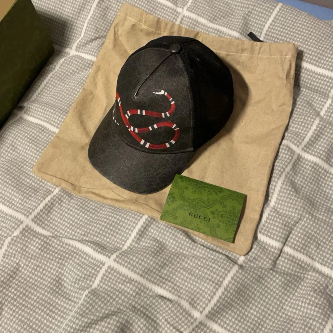 Svart keps med ormmönster