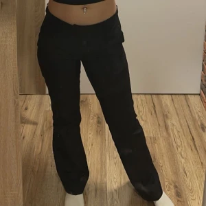 Low waist kostymbyxor  - De populära kostymbyxorna från BikBok i storlek 38, passar om du har storlek 36 med. Inga defekter 