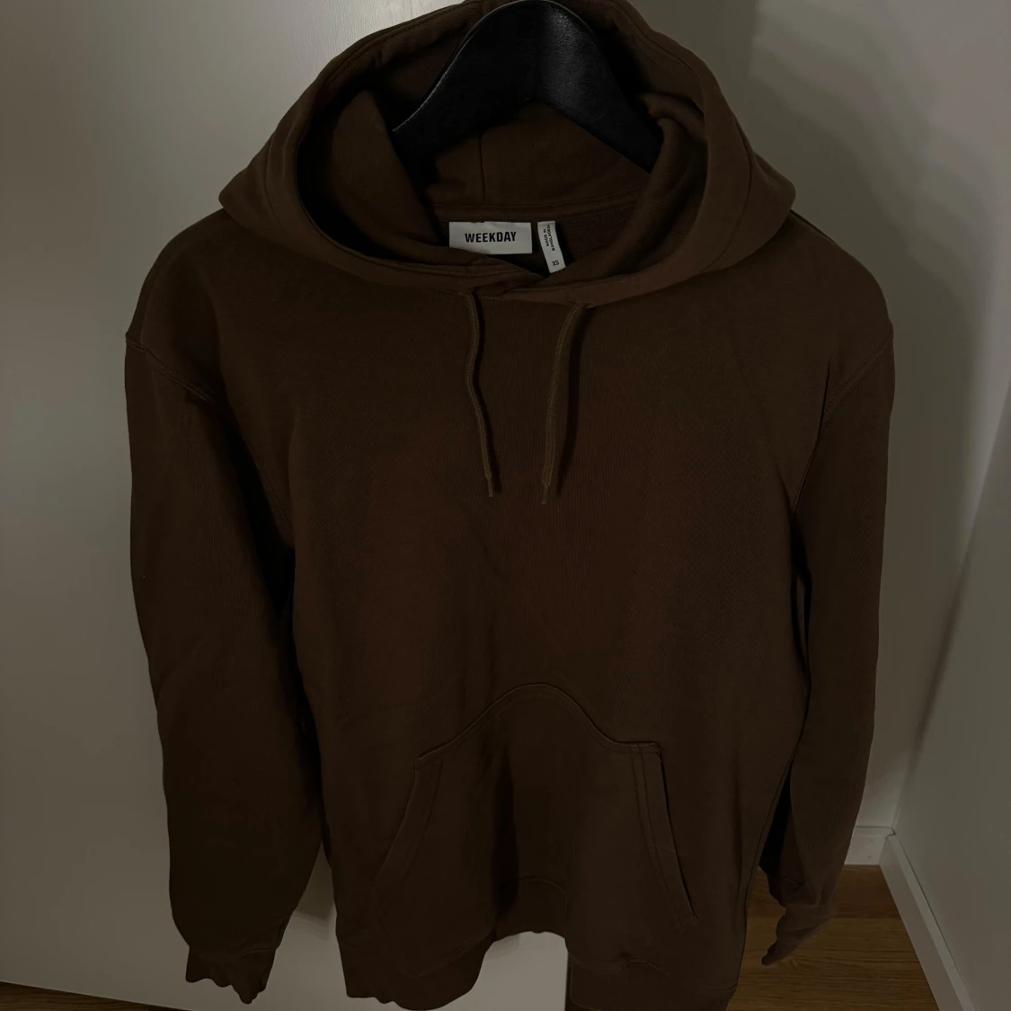 Brun hoodie från Weekday
