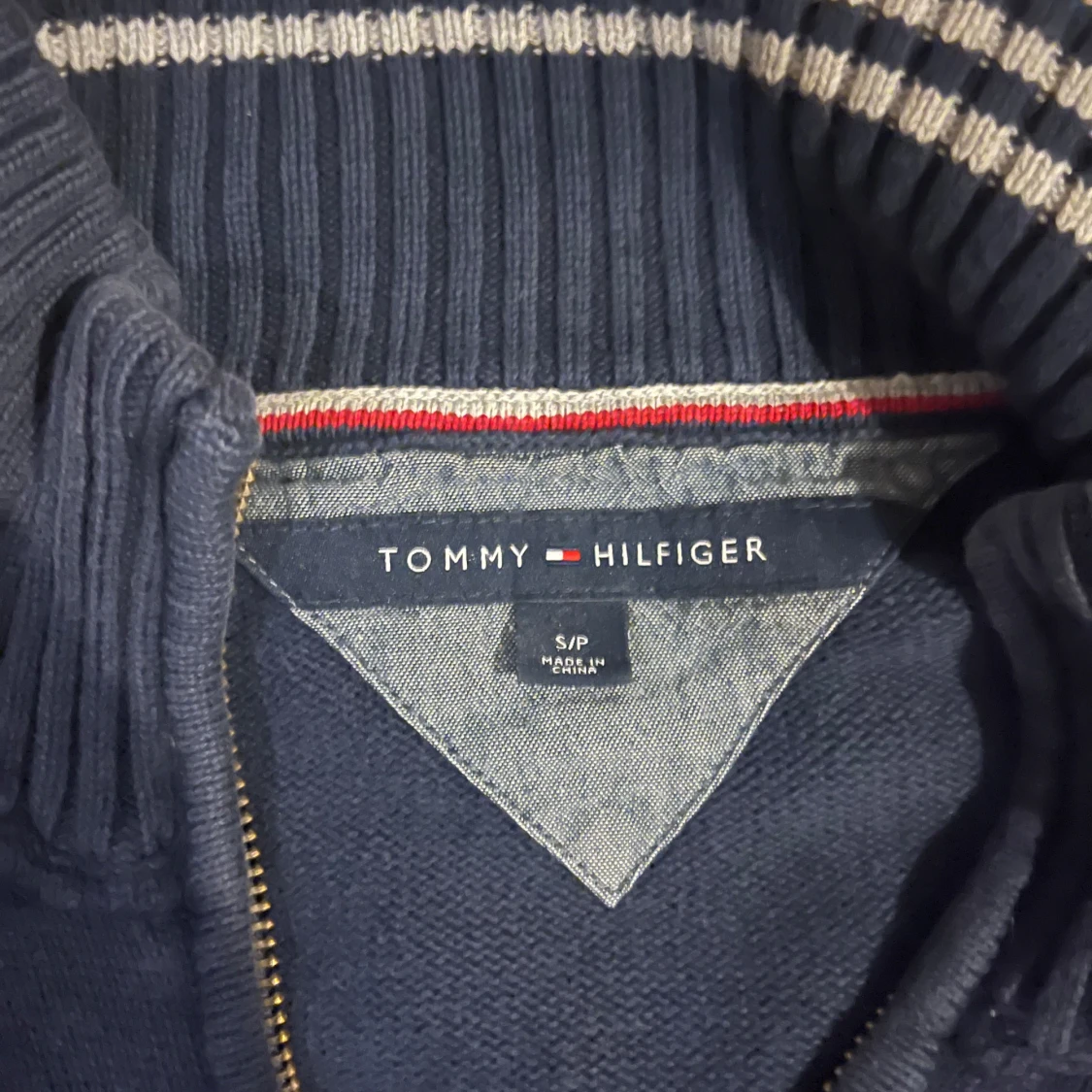 Mörkblå finstickad tröja med dragkedja från Tommy Hilfiger - 2