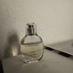 Obsessed Calvin Klein - Säljer denna eftersom den inte kommer till användning så ofta, men än fin parfym. Typ 23ml kvar av 30ml. Nypris 559. 