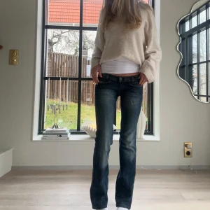 Mörkblå low waist jeans från Diesel - Super snygga lågmidjade vintage Diesel jeans! Bootcut passform och sitter bra på mig som är ca 175cm.