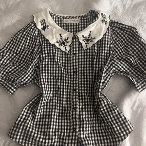 Söt blus från Zara - Jätte fin blus från Zara med broderier på. Använd fåtal gånger annars ganska ny🤍 själv bär jag strlk S och den passar