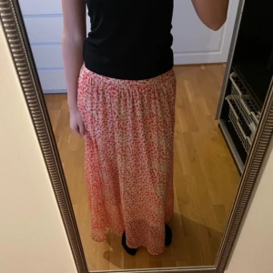 Mönstrad långkjol från JDY - mönstrad långkjol från JDY i nyanser av rosa och röd, aldrig använd 