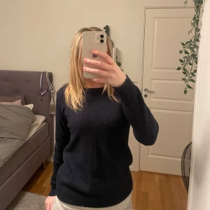 Mörkblå tröja från Vila - Säljer en stilren mörkblå tröja från Vila. Tröjan är långärmad och i super skönt material. 