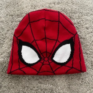 spiderman mössa 🔥 - jättecool spiderman mössa som e perfekt för en accessoar till outfits ❤️