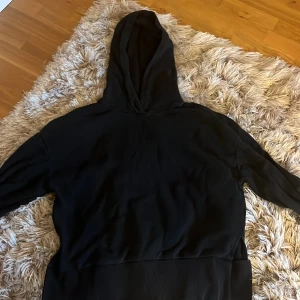 Svart hoodie från The Black Label Collection/Lager 157 - Säljer en stilren svart hoodie från The Black Label Collection. Den har en klassisk design med huva och långa ärmar, perfekt för en avslappnad look. Passar bra till både jeans och joggers. Jag har använt den 1 gång då det var lite stor!! Köpte för 200kr men säljer för 100-150kr. Kan stryka den innan den skickas!💗Priset kan diskuteras