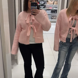 Rosa stickad kofta med knytband - Säljer en söt rosa stickad kofta med knytband framtill. Koftan är köpt på Gina tricot och använd 1 gång. Priset går att diskutera, kom gärna privat för fler bilder eller frågor? 🩷
