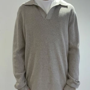Beige tröja från Riley/Brothers - Säljer en stilren beige tröja från Riley/Brothers. Tröjan har en klassisk krage och är långärmad med ribbade muddar. Perfekt för en avslappnad men ändå snygg look. Passar bra till både jeans och chinos. Jag är 180cm på bilden. Djurfrit hem 