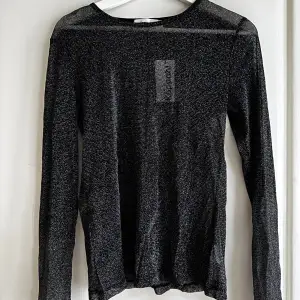 Helt ny och oanvänd svart glittrig tröja från Kappahl i storlek M med prislapp kvar på.   Rensar ur min garderob från en hel del oanvända kläder🌼 Om du ser något mer i min profil som du gillar så skickar jag med det till dig också!😊 Fler kläder kommer! 