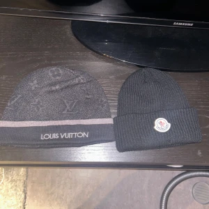 LV/Moncler mössor - 2 mössor, en från LV och en från Moncler jag säljer båda mössorna för 1500 men om nån vill köpa en bara är det 800 St.