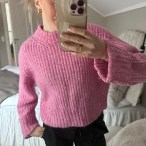Rosa/bubbelgum stickad tröja - Säljer denna supersöta rosa stickade tröja!! I jättefint skick, inga noppror osv. Endast använd 1-3 gånger❣️