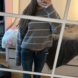 Grå randig tröja från Zara - Säljer en grå randig tröja från Zara i storlek 164. Tröjan är croppad och har långa ärmar med ribbad struktur. Säljer då den inte blir använd, nyskick!!💗