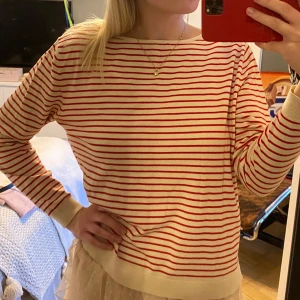 Randig tröja - En randig tröja från zara! Knappt använd, köptes för typ två årsedan. Strl M men ej så stor o storleken, brukar ha strl S