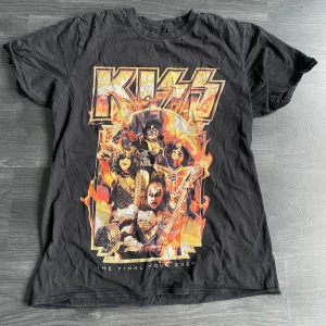 KISS t-shirt  - Cool svart t-shirt med färgglatt tryck av KISS och deras 'End of the Road' världsturné 🔥🔥😼 Perfekt för rockälskare! 🎸‼️