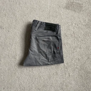 Replay ’Anbass’ jeans - Säljer dessa Replay mAnbass’ jeansen | Size: 31/32, skriv privat för mått! | Skick: 6.5/10, se bilder för slitningar. | Bara jeansen ingår | Nypris: 1699kr, mitt pris: 449kr | Skriv vid frågor och funderingar!