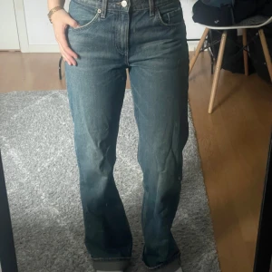 Blå jeans - Snygga blå jeans från Zara, knappt använda. Jag är 165 cm