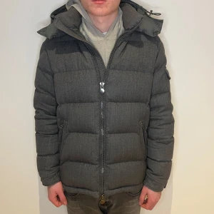 Moncler montegreve  - Moncler montegreve | Skick: 9/10 | Size - 4/L | Kvitto finns | Nypris ca 21 000 kr | Finns jätte små defekter vid arm slutet (fråga om bild) | Fraktar via postnord eller instabox på köparens bekostnad | Hör av dig vid minsta fråga eller fundering // RDL