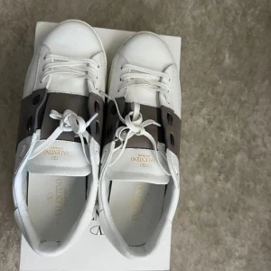 Vita sneakers från Valentino - Snygga vita dojor. Skorna är i ett acceptabelt skick dessutom är boxen försvunnen: hör gärna av er om ni undrar någon och priset är inte hugget i sten. Storlek 44-45