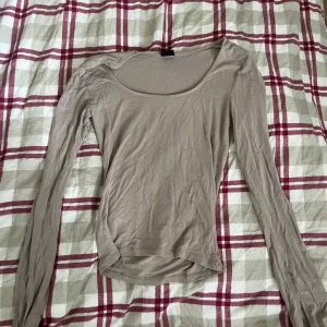 Beige topp från gina - Lite nopprig under armhålan men det syns inte så tydligt 