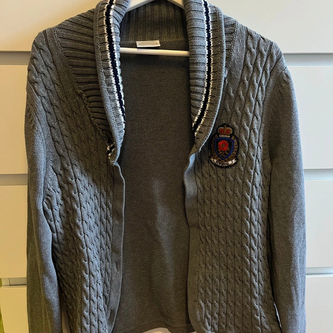 Grå stickad kofta från Newhouse