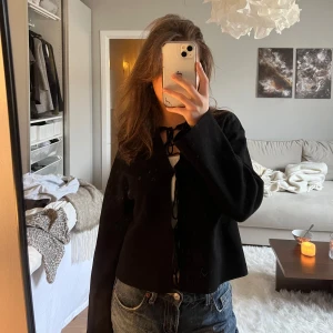 Svart  tröja Gina - Svart tröja från Gina med knytningar använd kanske 2/3 gånger💓 xs