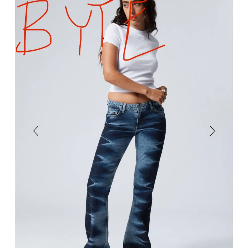 Någon som har dessa jeans i stl 26 elle 27 som vill byta mot 28??🩷🩷slutsålda i alla storlekar 🩷helt nya fick hem idag endast testade då jag är 163 och de är för långa, skulle säga att de passar 170-178. As snygga och coola blå mönstrade bootcut jeans. Är öppen för att sälja också så tveka inte på att skriva eller lägga bud🩷. Farkut & Housut.