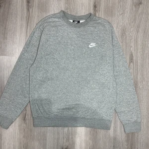 Grå sweatshirt från Nike - Helt ny och oanvänd grå sweatshirt från Nike. Storlek S men passar jätte bra på M. Pris kan diskuteras vid snabb affär