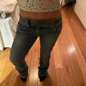 Blå jeans med låg midja - assnygga lågmidjade jeans, inga defekter! Midjemått 39cm och innerbenslängd 80cm. Skriv om ni har någon fråga💕