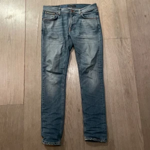 Nudie jeans - Snygga jeans från Nudie. De har lagats av nudie där nere i skrevet, mycket bra skick. Priset är inte hugget i Sten. Perfekta för en avslappnad stil. Modellen är lean dean.