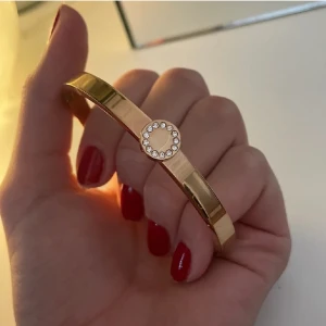 Guld armband  - Ett guld armband i rostfritt stål. (Det rostar inte). Bra skick och knappt använt💕