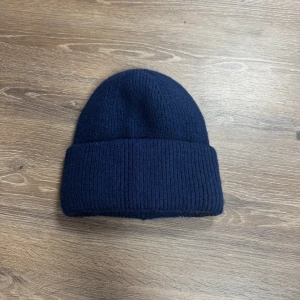 Satinmössa marinblå💙 - Här har vi våran marinblåa satin mössa!! De marinblåa mössor kommer med ett fint svart glansigt satintyg insytt för att skona håret🥰Mössan är stretchig och passar alla!! Priset ligger på 299kr+58kr och betalningen sker via vår företags swish!!