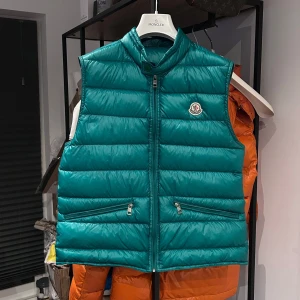 Moncler Gui  - Moncler Gui Väst i färgen Emerald Green, väldigt sällsynt färg. Storlek 2 - S/M, finns 4 små pinholes som syns på bild men absolut inte på avstånd. Nypris 9200 sek, mitt pris 2800 sek. Över 200 deals gjorda med massvis av refs från nöjda kunder!