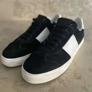 Valentino flycrew  - Säljer nu mina Valentino flycrew skor i bra  Skick 9/10.En nit är av,men mockan är 10/10  storlek 39 passar 38   Har Bevis på att dom är äkta som medföljer mvh. MW