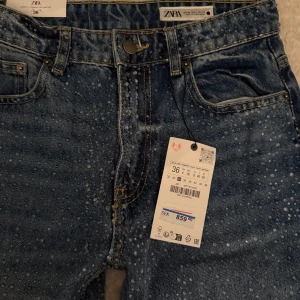 Jeans med stenar - Säljer dessa super fina jeansen med stenar på, har tyvärr inte kommit till användning. Lapp finns kvar på. Passar perfekt till både vardag och fest. Såå fina!!!